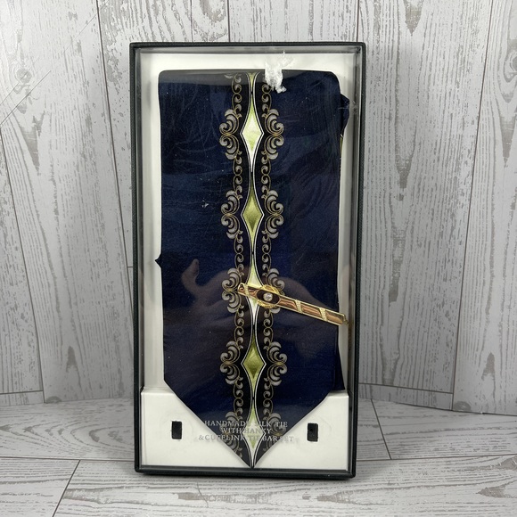 Giorgio Brutini Other - Giorgio Brutini Navy & Yellow Silk Tie includes Tie Hanky Tie Bar - no cufflinks